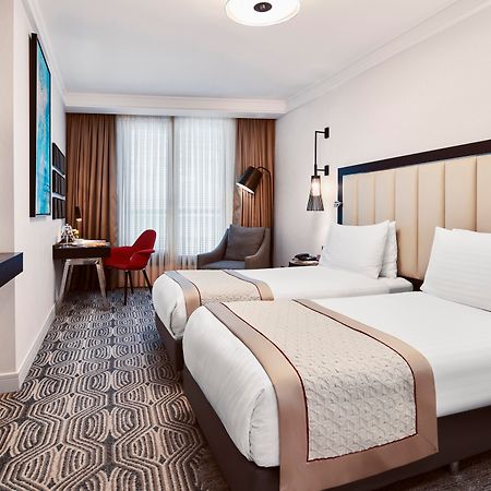 Mövenpick Istanbul Hotel Golden Horn Exteriör bild A room at the hotel