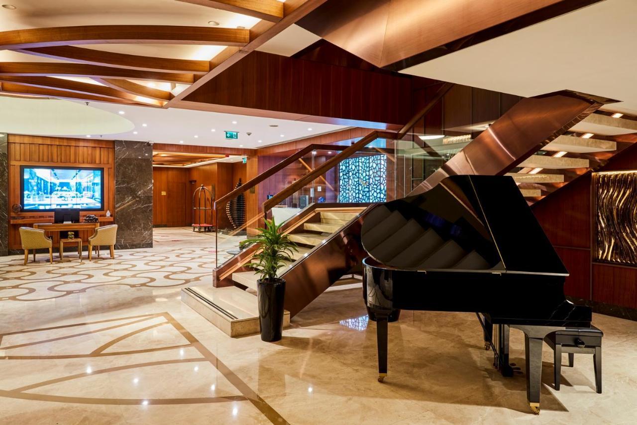 Mövenpick Istanbul Hotel Golden Horn Exteriör bild The lobby of the hotel