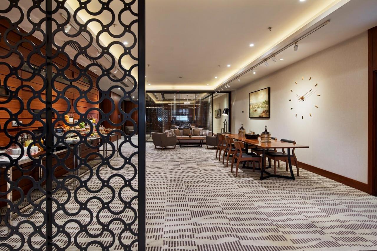 Mövenpick Istanbul Hotel Golden Horn Exteriör bild The Club at Hong Kong International Airport