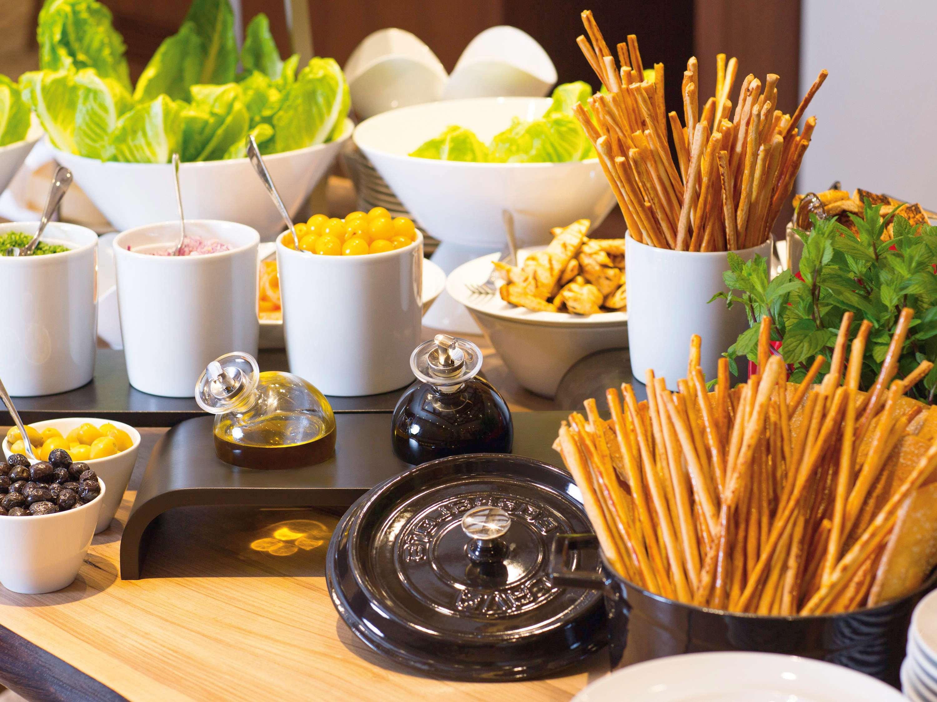 Mövenpick Istanbul Hotel Golden Horn Exteriör bild A buffet with breadsticks