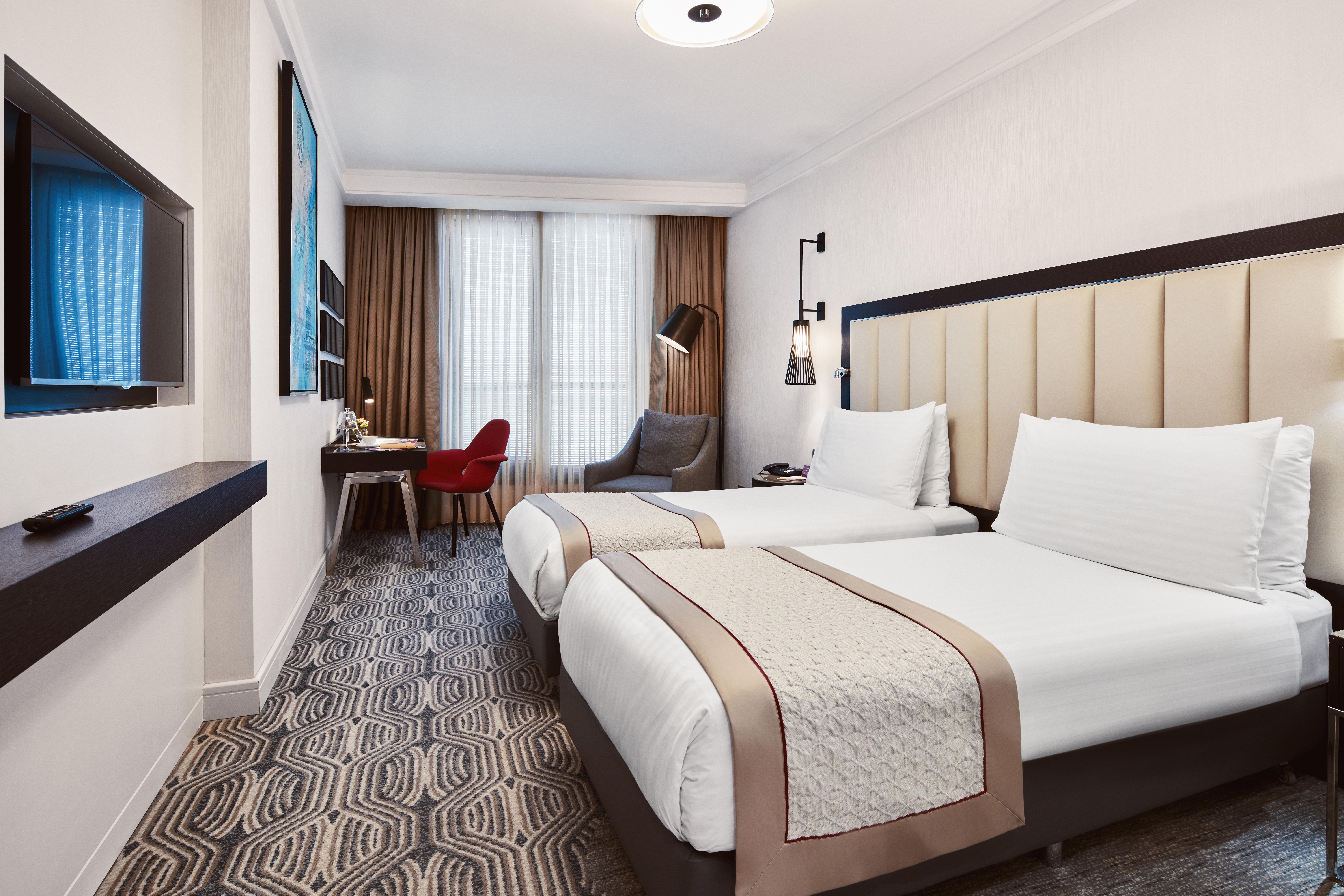 Mövenpick Istanbul Hotel Golden Horn Exteriör bild A room at the hotel