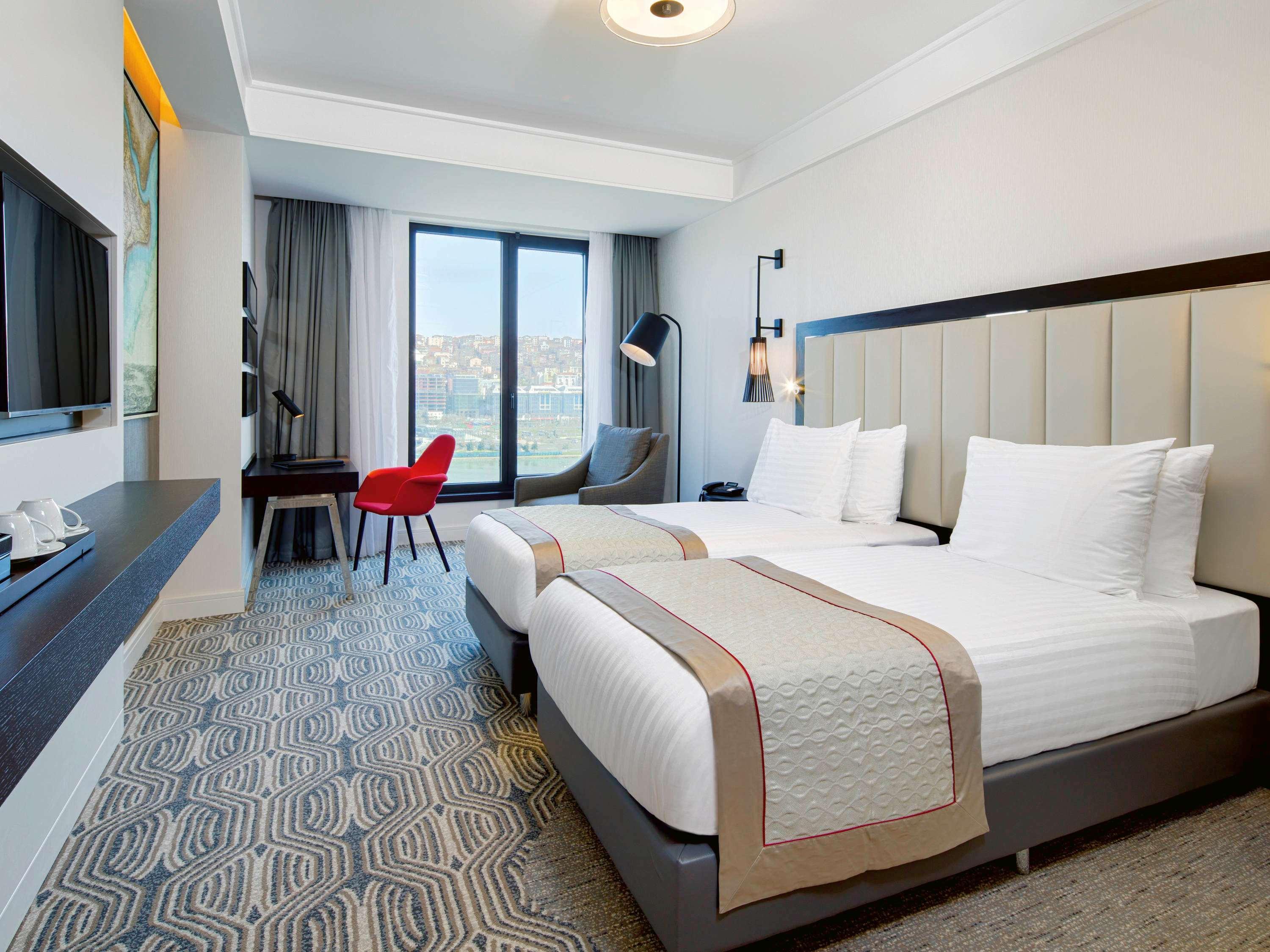 Mövenpick Istanbul Hotel Golden Horn Exteriör bild A room at the hotel