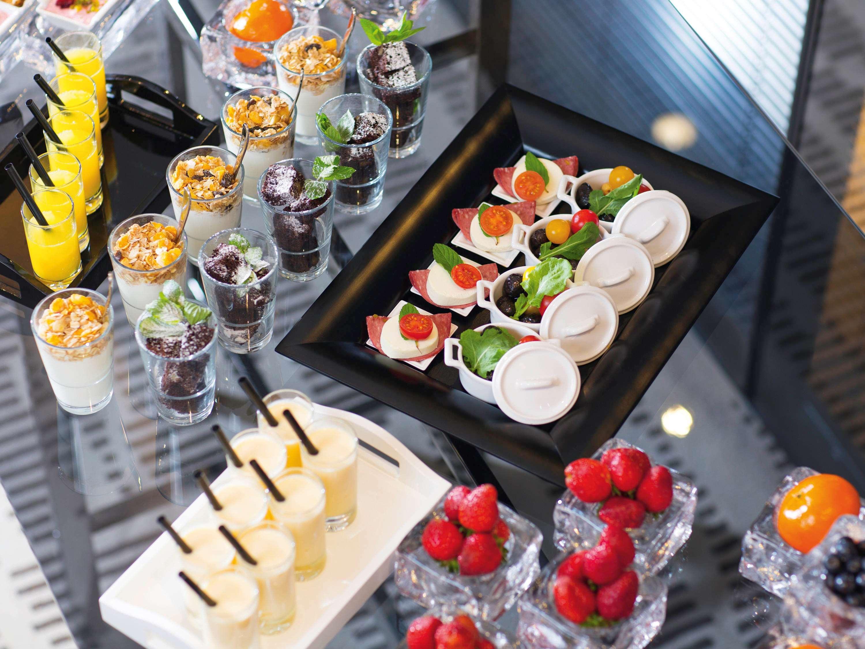 Mövenpick Istanbul Hotel Golden Horn Exteriör bild A selection of canapés