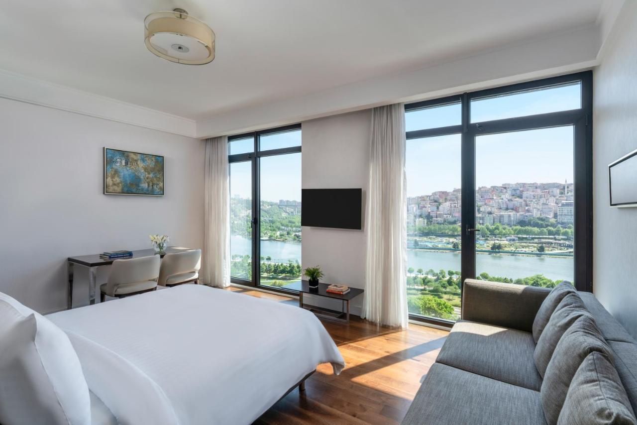 Mövenpick Istanbul Hotel Golden Horn Exteriör bild A guest room at the hotel