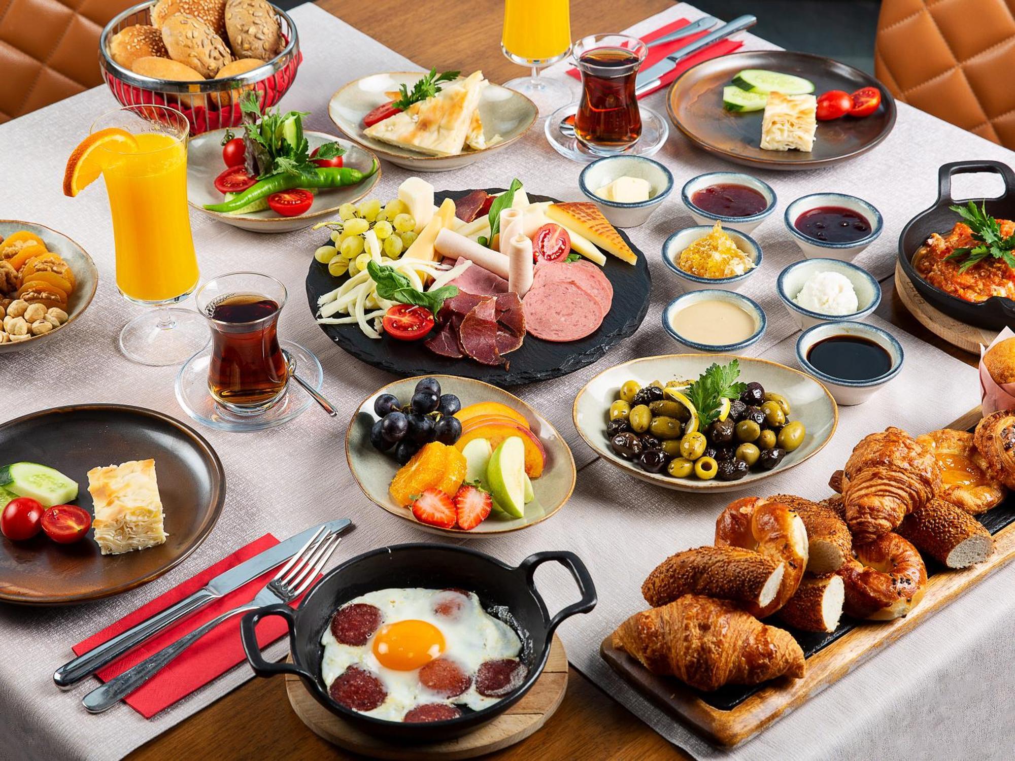 Mövenpick Istanbul Hotel Golden Horn Exteriör bild Turkish breakfast