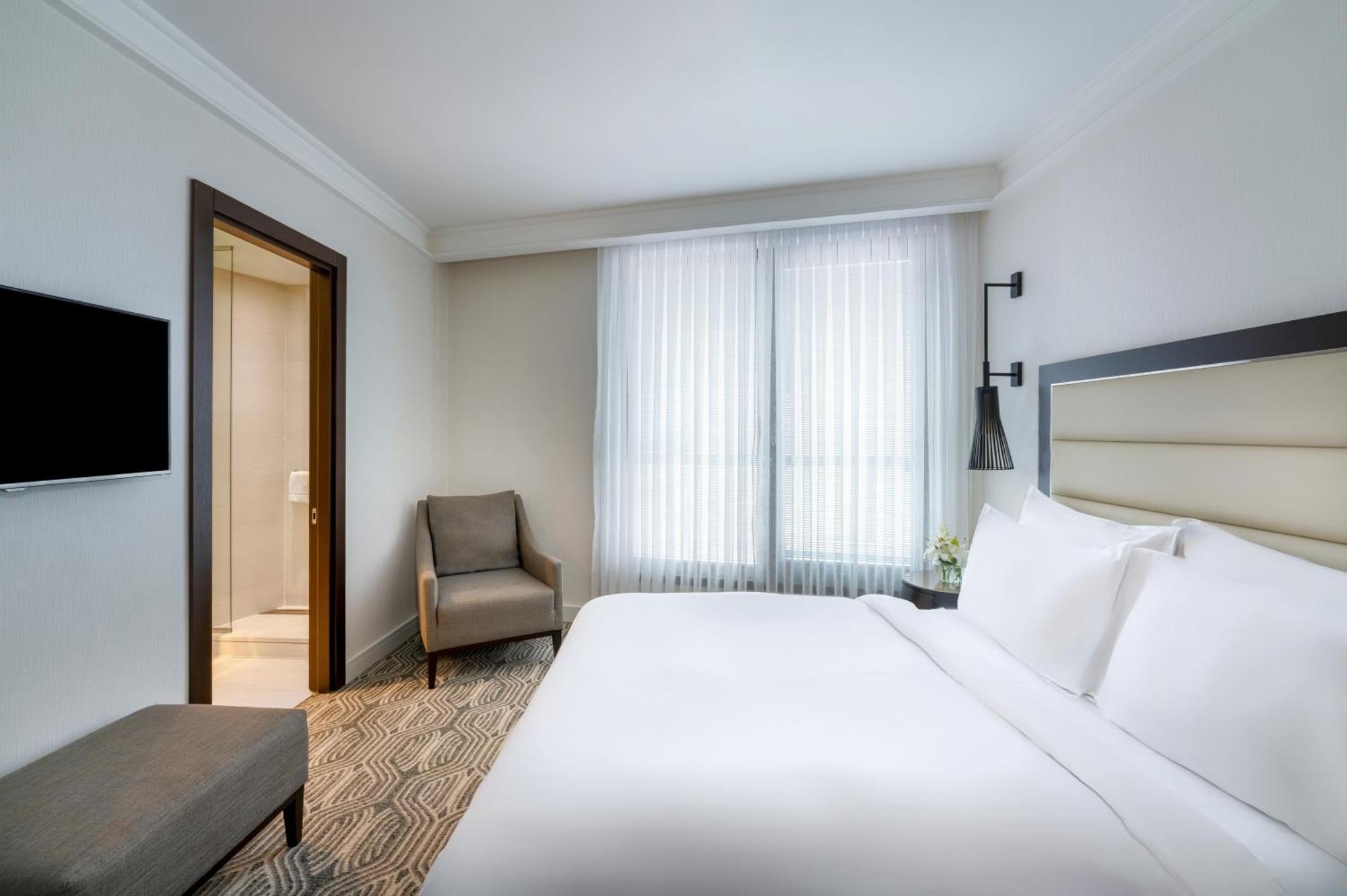 Mövenpick Istanbul Hotel Golden Horn Exteriör bild A guest room at the hotel