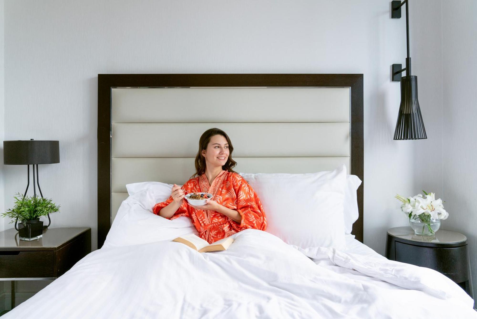 Mövenpick Istanbul Hotel Golden Horn Exteriör bild A woman sitting on a bed