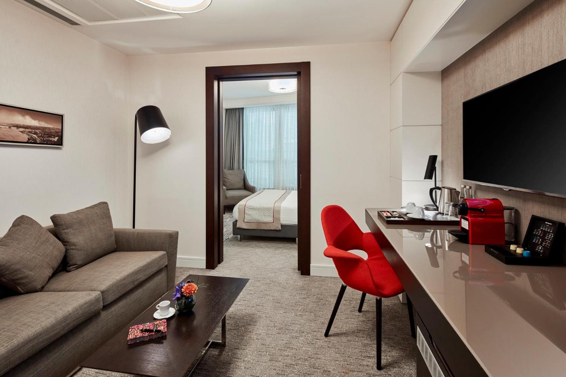 Mövenpick Istanbul Hotel Golden Horn Exteriör bild Suite