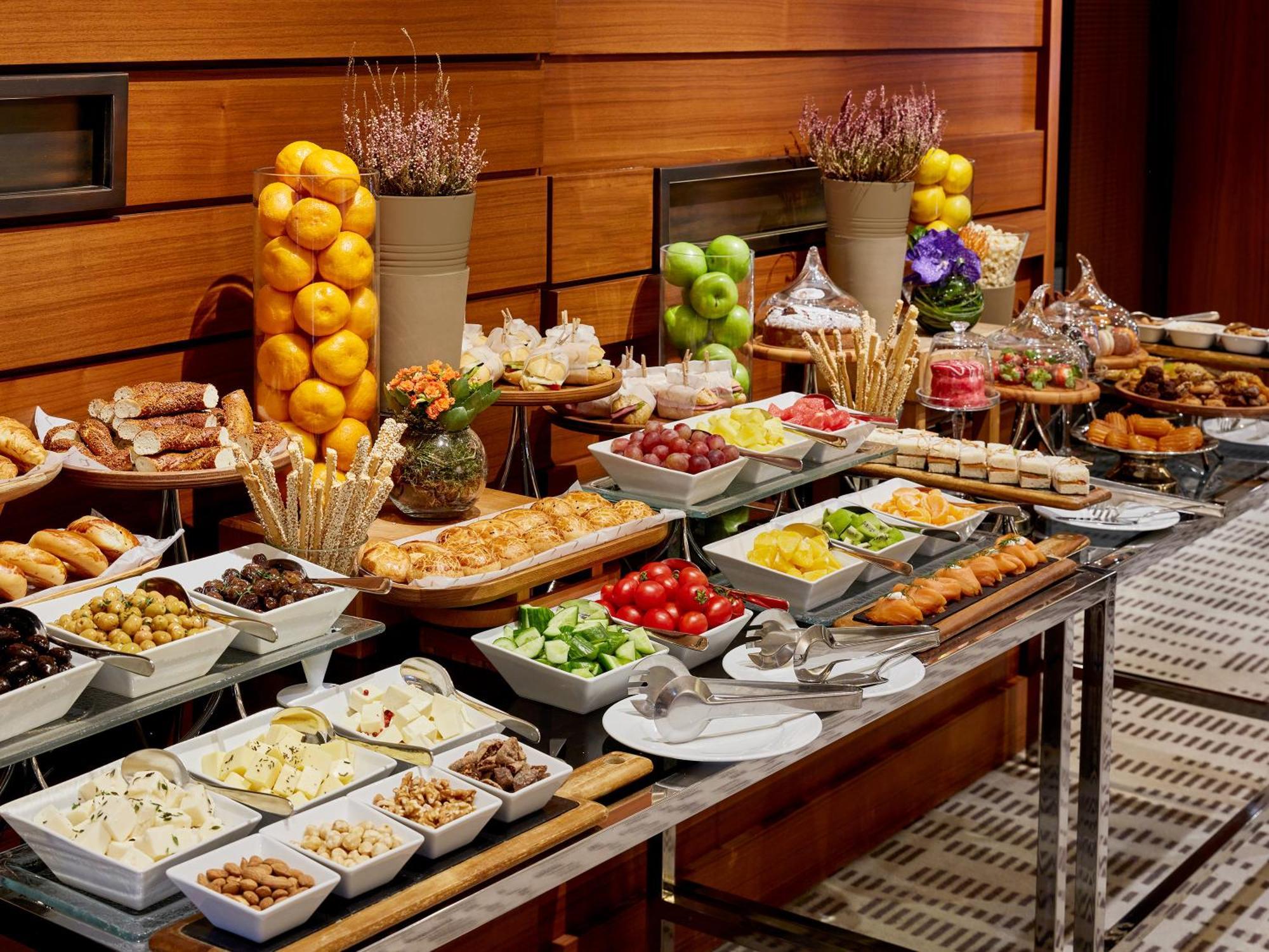 Mövenpick Istanbul Hotel Golden Horn Exteriör bild A buffet at a hotel