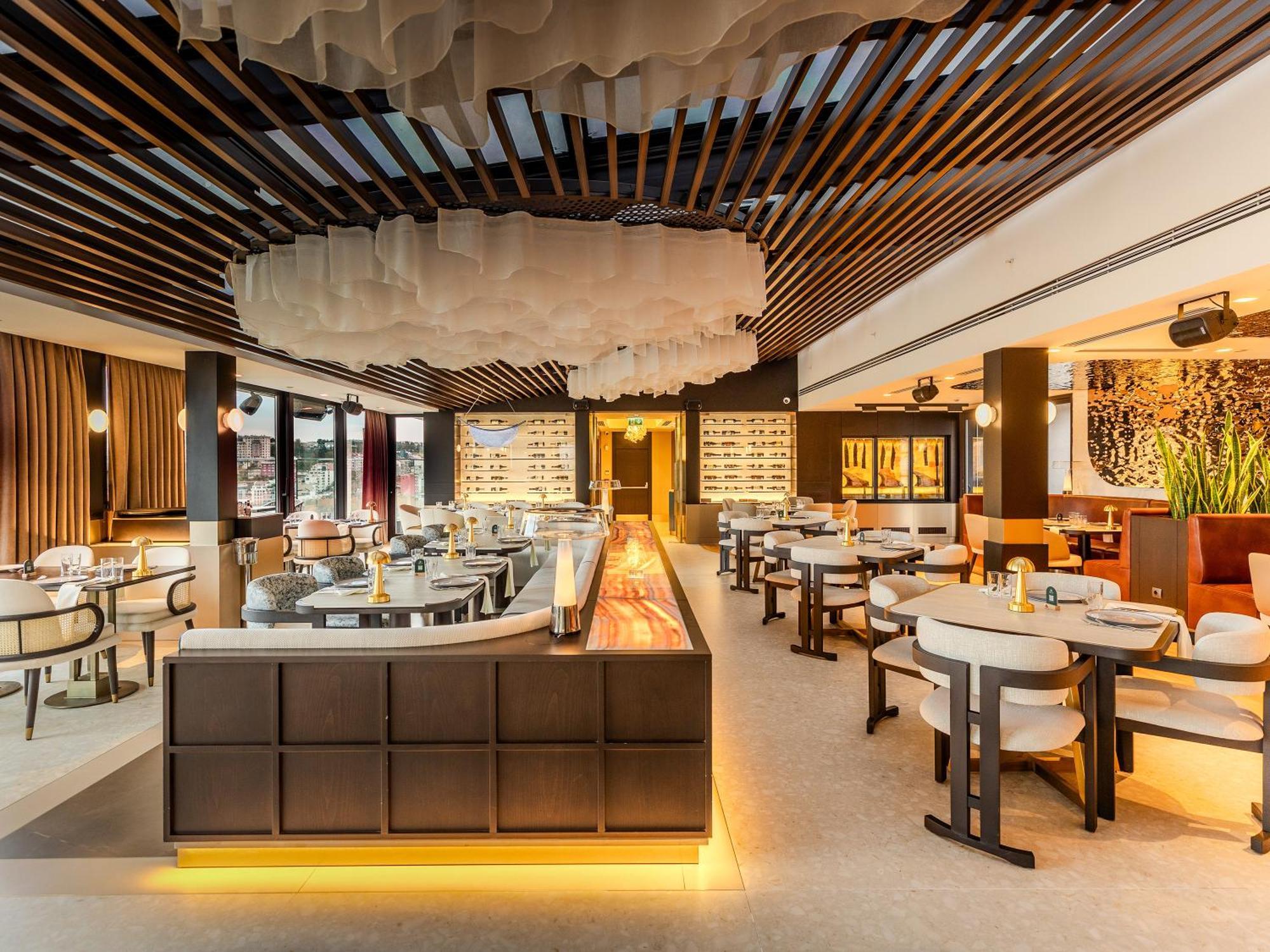 Mövenpick Istanbul Hotel Golden Horn Exteriör bild The interior of the restaurant