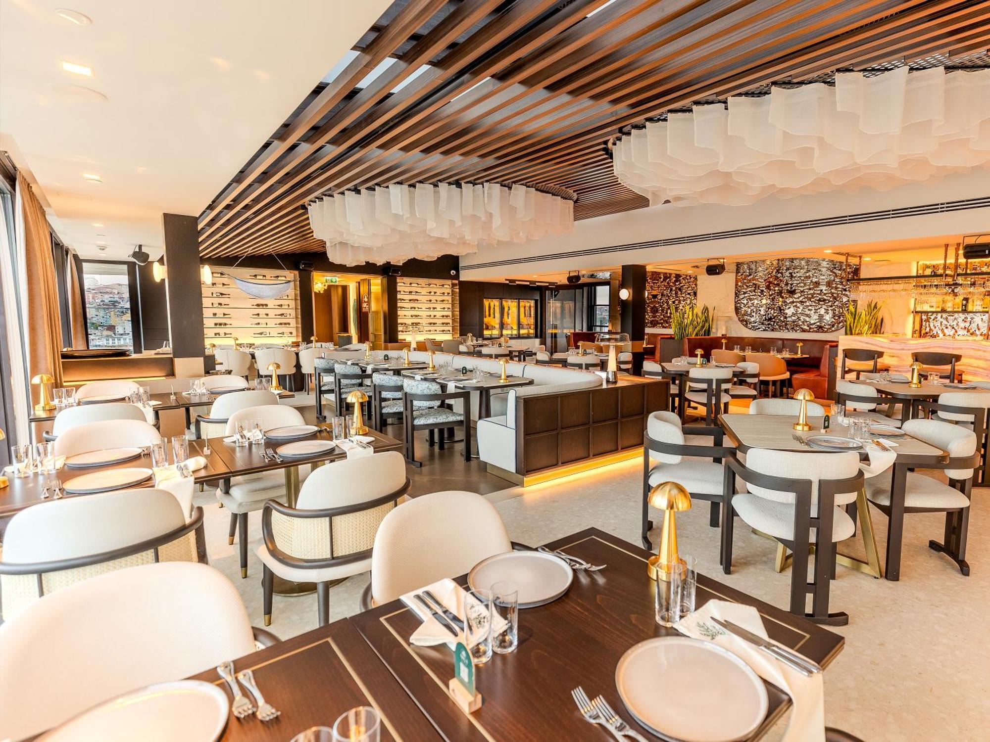 Mövenpick Istanbul Hotel Golden Horn Exteriör bild The interior of the restaurant