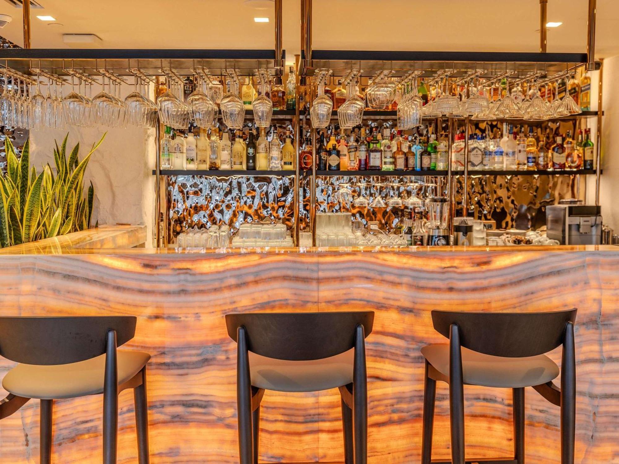 Mövenpick Istanbul Hotel Golden Horn Exteriör bild The bar at the restaurant